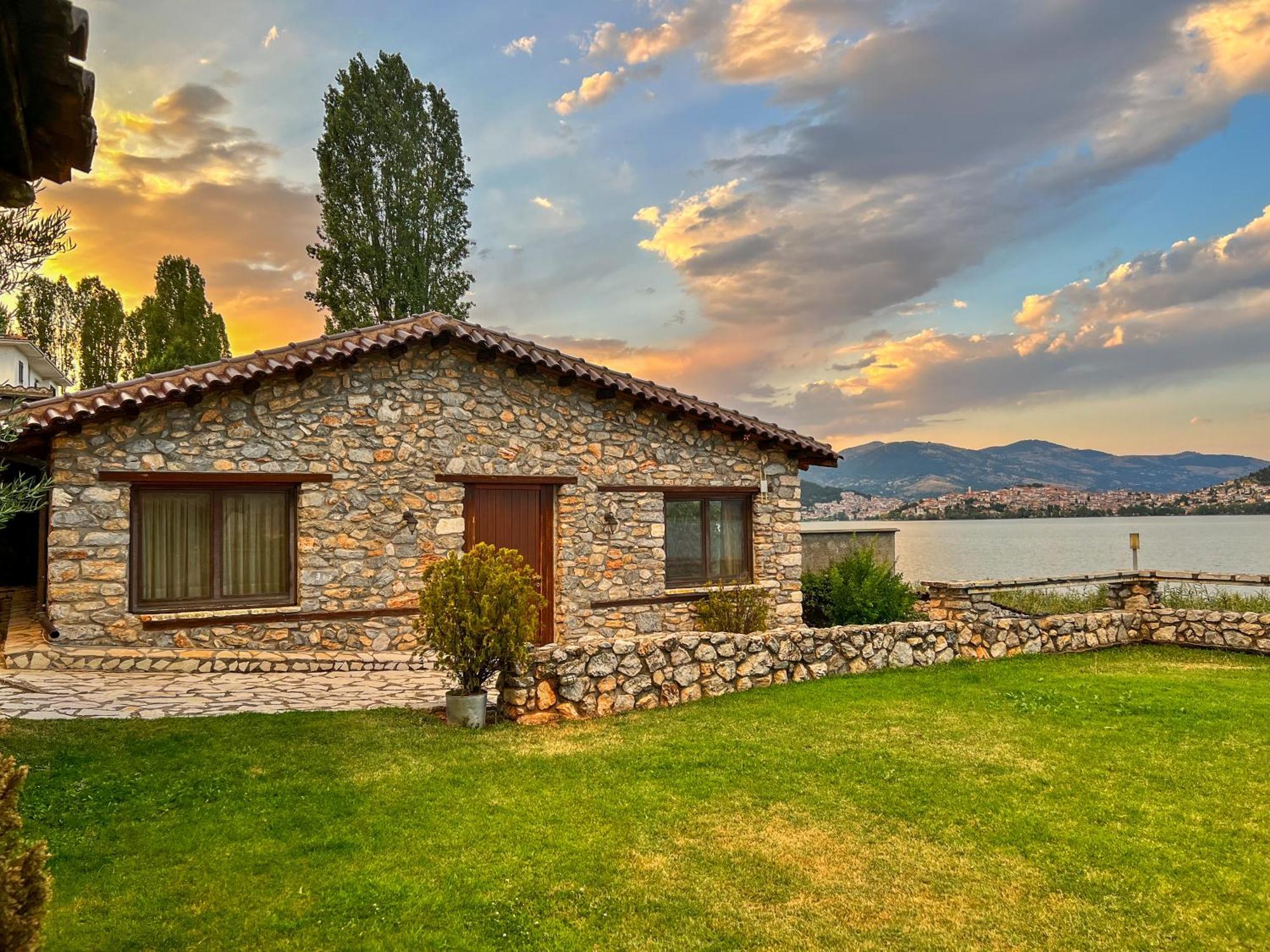 The Little Stone House By The Lake แคซโทเรีย ภายนอก รูปภาพ